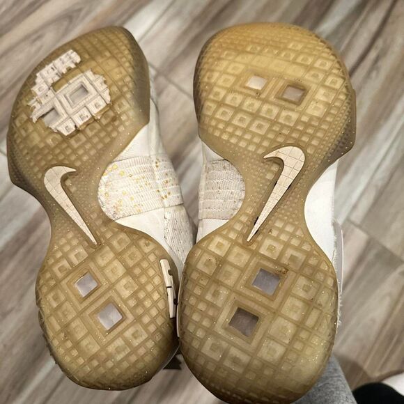 2016 Nike Lebron Zoom Soldier 10 Gold Swoosh - Picture 5 of 6